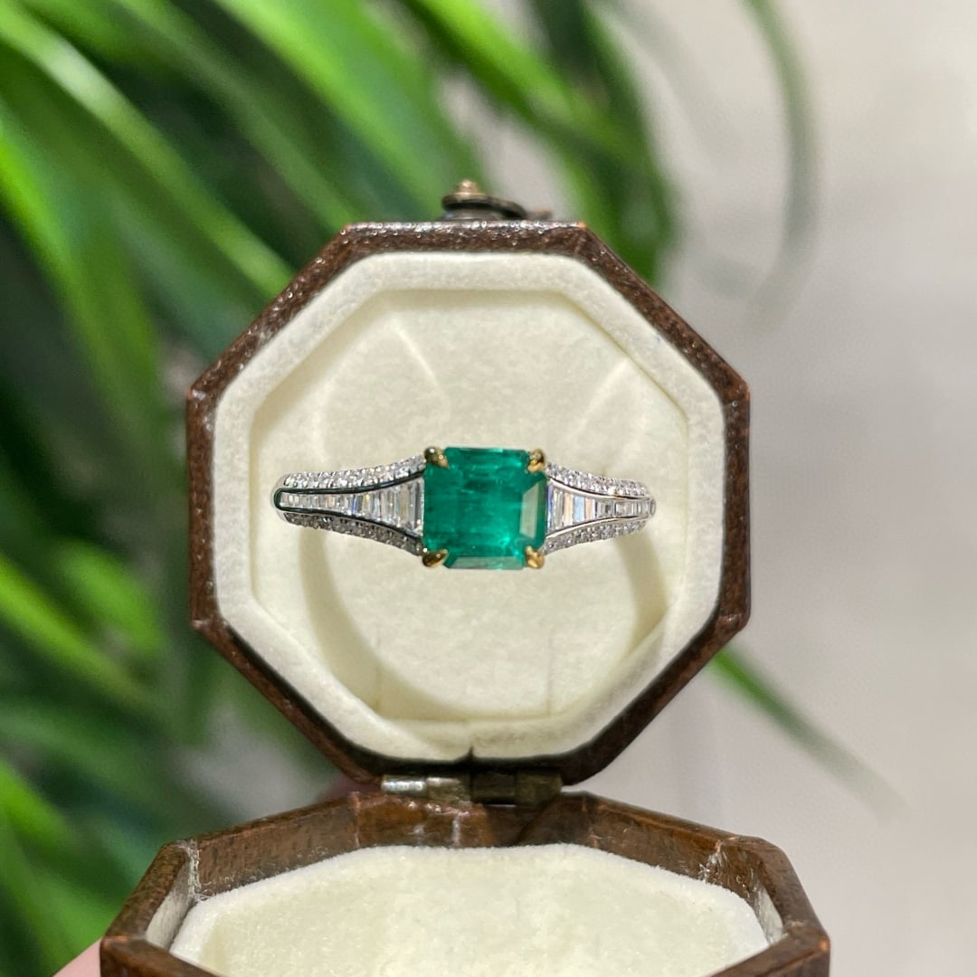 14k Gold 1.26 Ct Natural Emerald & Diamond Ring: Ref:231072096 // gold content:14k gold // ring size:7. 25us // // main gemstone:emerald // shape:octagonal // carat weight:1. 26ct // color:green // treatment:natural // // adjacent gemstone 2 :