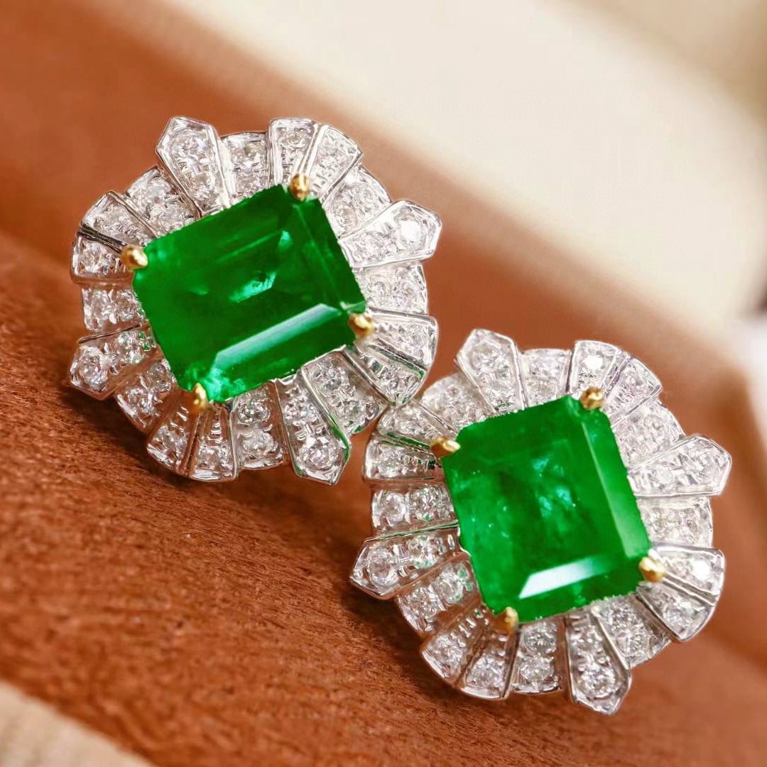 14k Gold 1.47 Ctw Vivid Green Natural Emerald & Diamond Earrings: Ref:231072121 // gold content:14k gold // main gemstone:emerald // shape:octagonal // carat weight:1. 26ct // color:vivid green // treatment:natural // // adjacent gemstone 2 : diamond // shape:round