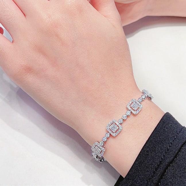 14k Gold 2.8 Ct Natural H Diamond Bracelet: Ref:231072125 // gold content:14k gold // main gemstone:diamond // shape:multiple // carat weight:2. 8ct // clarity grade:vs-si // color:h // treatment:natural // Condition: New Low Estimate: 19000.0