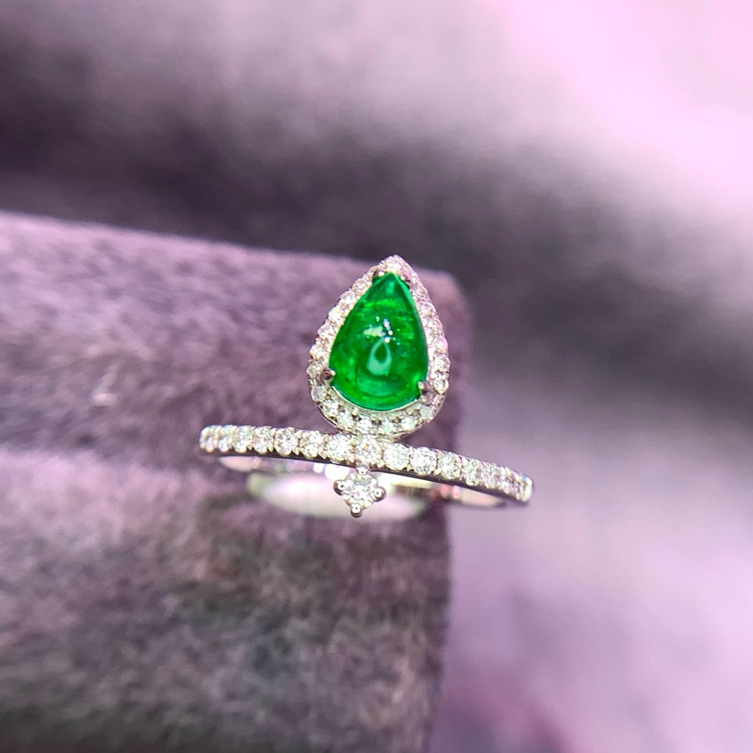 14k Gold 0.8 Ct Vivid Green Natural Emerald & Diamond Ring: Ref:231072167 // gold content:14k gold // ring size:7. 25us // // main gemstone:emerald // shape:pear // carat weight:0. 8ct // color:vivid green // treatment:natural // // adjacent gemstone 2 :