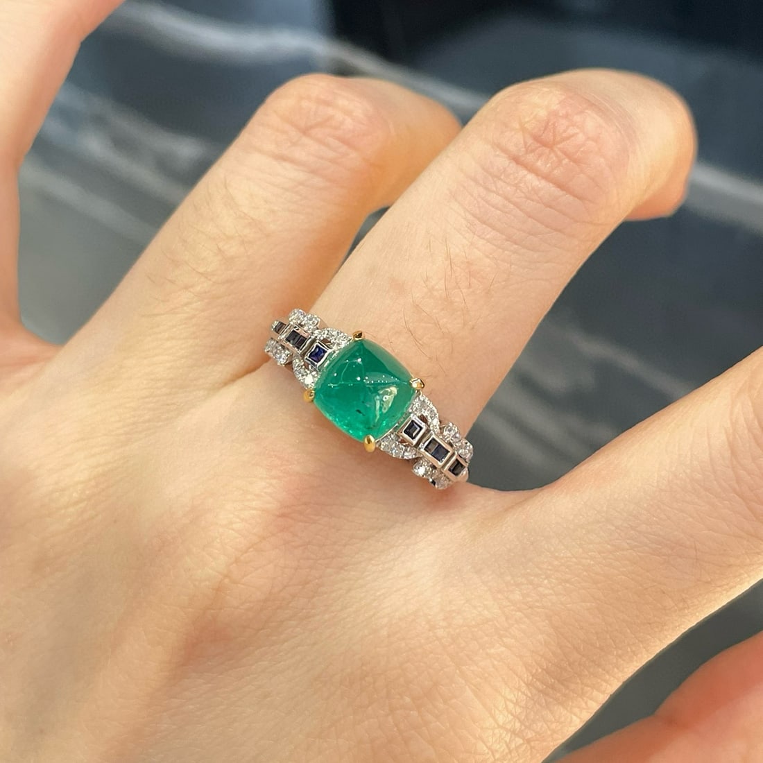 14k Gold 2 Ct Natural Emerald & Diamond & Sapphire Ring: Ref:231072172 // gold content:14k gold // ring size:7. 25us // // main gemstone:emerald // shape:sugar-loaf // carat weight:2ct // color:green // treatment:natural // // adjacent gemstone 2 :