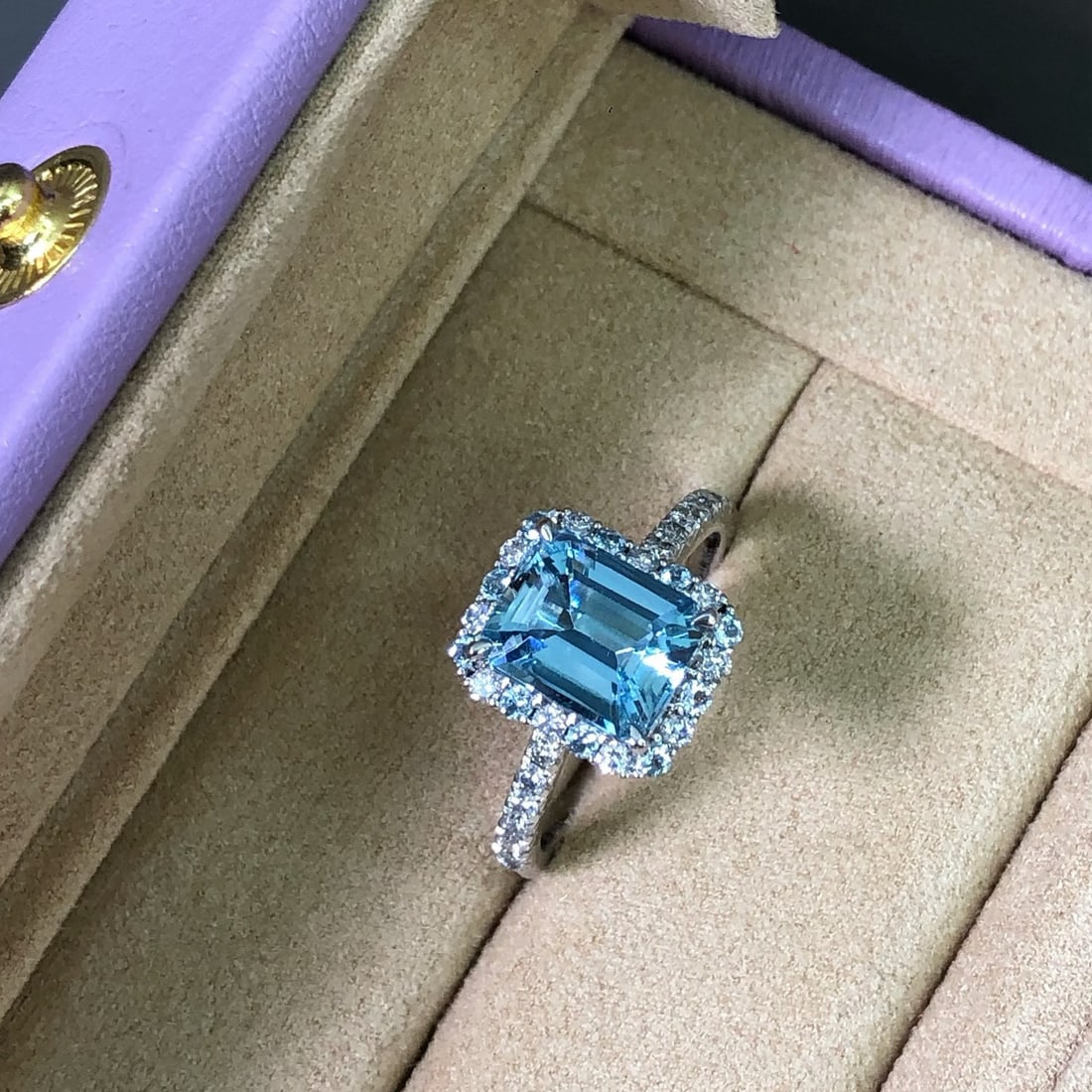 14k Gold 2.14 Ctw Natural Aquamarine & Diamond Ring: Ref:231072227 // gold content:14k gold // ring size:7. 25us // // main gemstone:aquamarine // shape:octagonal // carat weight:1. 81ct // color:santa maria color // treatment:natural // // adjacent