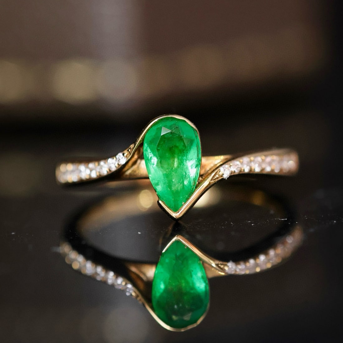 14k Gold 0.68 Ctw Vivid Green Natural Emerald & Diamond Ring: Ref:231072282 // gold content:14k gold // ring size:7. 25us // // main gemstone:emerald // shape:pear // carat weight:0. 58ct // color:vivid green // treatment:natural // // adjacent gemstone 2 :