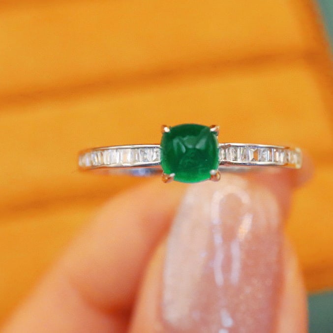 14k Gold 0.75 Ctw Vivid Green Natural Emerald & Diamond Ring: Ref:231072429 // gold content:14k gold // ring size:7. 25us // // main gemstone:emerald // shape:sugar-loaf // carat weight:0. 60ct // color:vivid green // treatment:natural // // adjacent gemstone 2