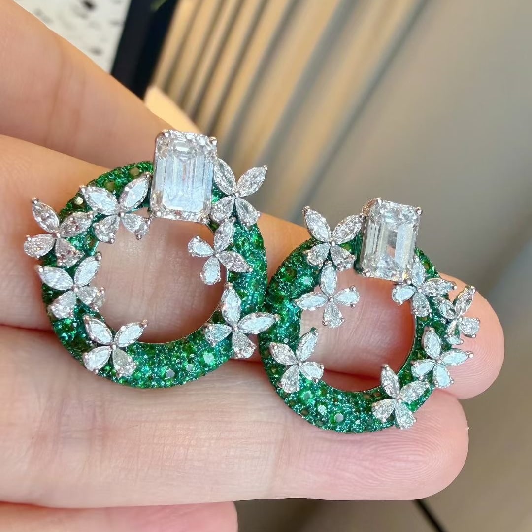 14k Gold 6.5 Ctw Natural Tsavorite & Lab Grown Diamond Earrings: Ref:231073047 // gold content:14k gold // main gemstone:tsavorite // shape:round // carat weight:2. 5ct // color:green // treatment:natural // cut grade:g // // adjacent gemstone 2 : lab grown diamond