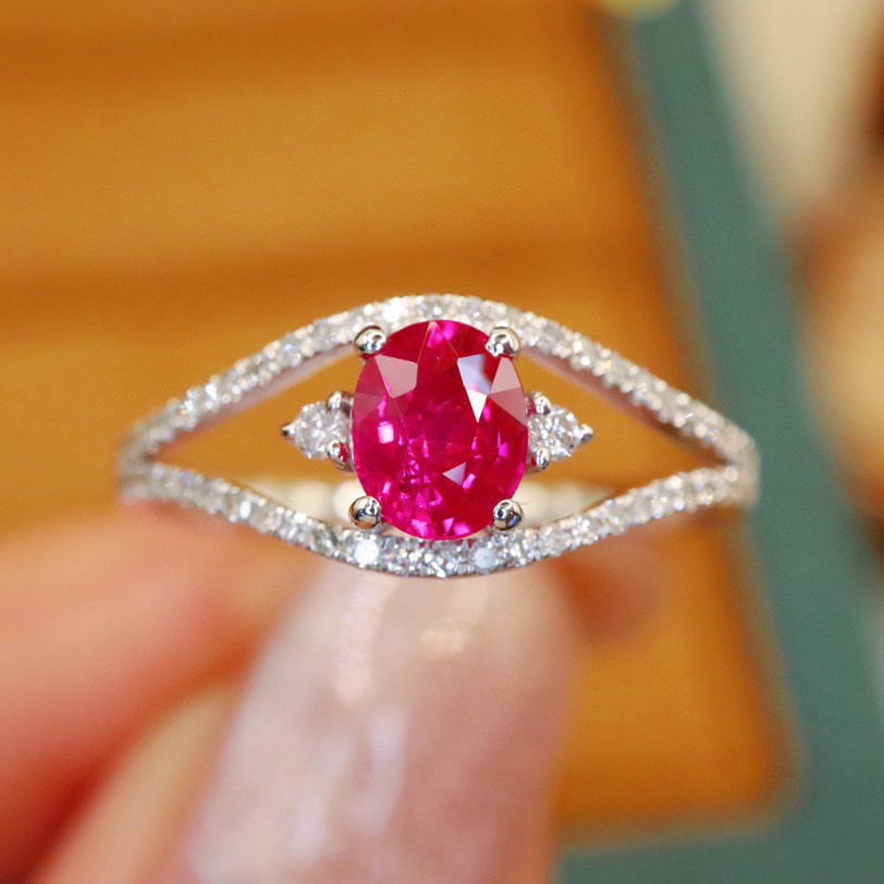 14k Gold 0.82 Ctw Natural Ruby & Diamond Ring: Ref:231073099 // gold content:14k gold // ring size:7. 25us // // main gemstone:ruby // shape:oval // carat weight:0. 63ct // color:pigeonblood red // treatment:natural // // adjacent gemstone 2 : dia