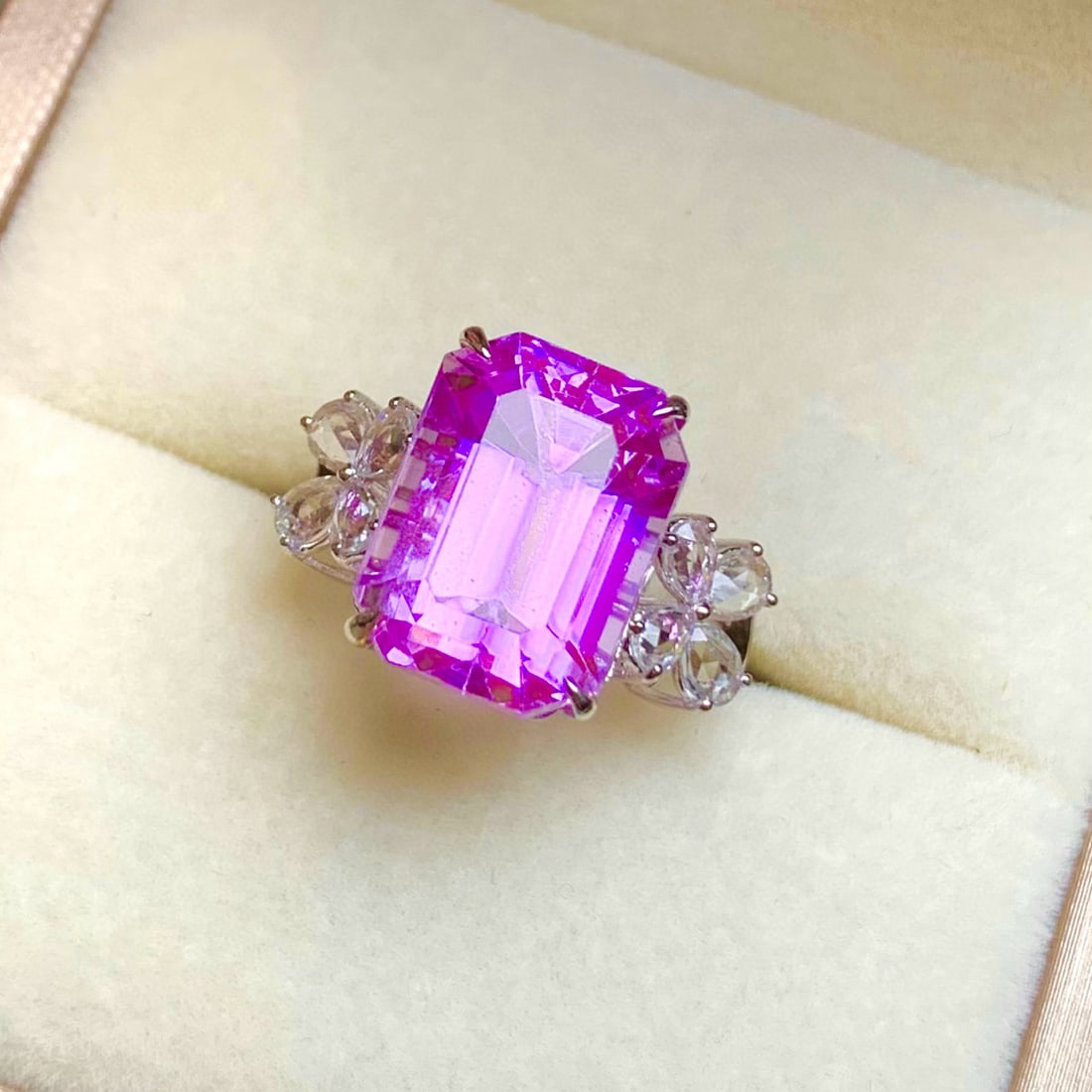 14k Gold 11.5 Ct Natural Kunzite & Sapphire Ring: Ref:231073119 // gold content:14k gold // ring size:7. 25us // // main gemstone:kunzite // shape:octagonal // carat weight:11. 5ct // color:purple // treatment:natural // // adjacent gemstone 2 :
