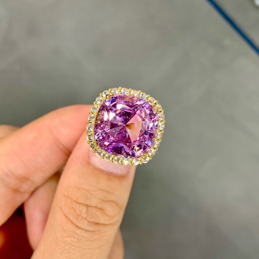 14k Gold 15.78 Ctw Natural Kunzite & Spinel Ring: Ref:231073241 // gold content:14k gold // ring size:7. 25us // // main gemstone:kunzite // shape:cushion // carat weight:14. 77ct // color:purple // treatment:natural // // adjacent gemstone 2 : spine