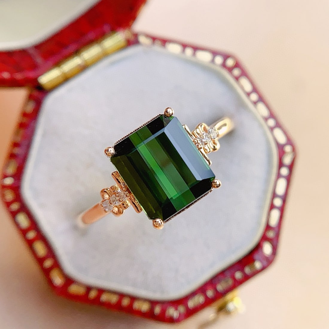 14k Gold 2.00 Ct Natural Tourmaline & Diamond Ring: Ref:231073250 // gold content:14k gold // ring size:7. 25us // // main gemstone:tourmaline // shape:octagonal // carat weight:2. 00ct // color:green // treatment:natural // // adjacent gemstone 2