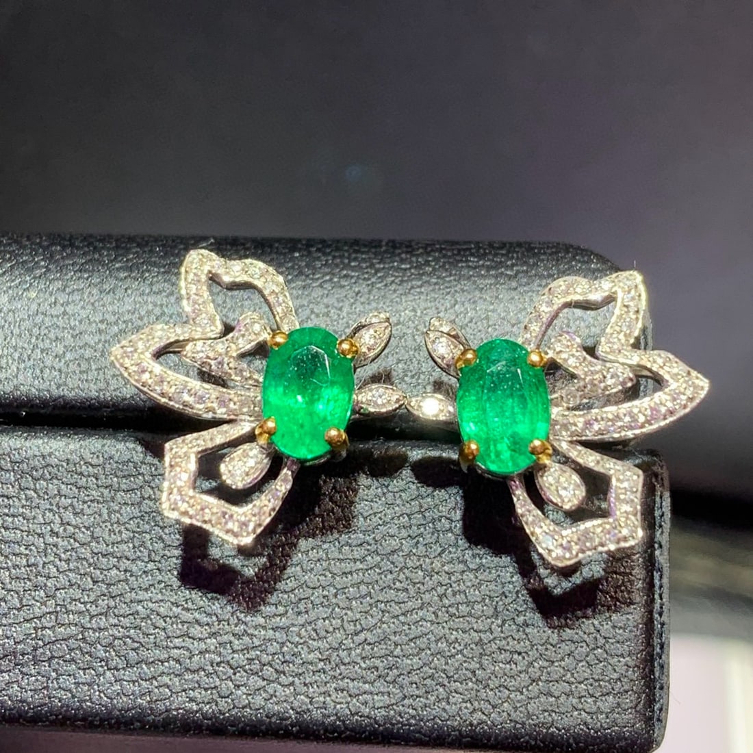 14k Gold 1.92 Ctw Vivid Green Natural Emerald & Diamond Earrings: Ref:231073257 // gold content:14k gold // main gemstone:emerald // shape:oval // carat weight:1. 00ct // color:vivid green // treatment:natural // // adjacent gemstone 2 : diamond // shape:round //