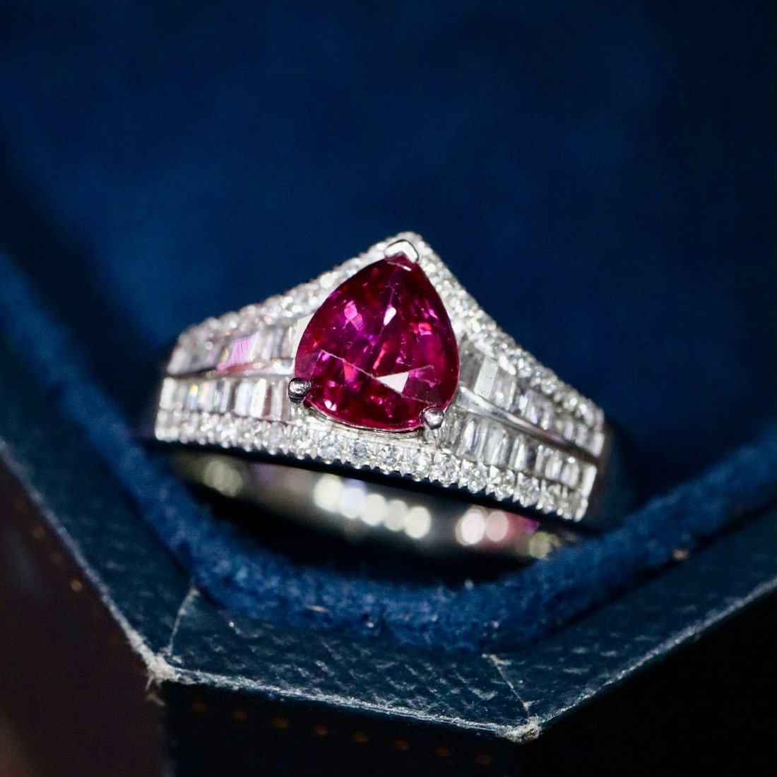 14k Gold 1.39 Ctw Natural Ruby & Diamond Ring: Ref:231074030 // gold content:14k gold // ring size:7. 25us // // main gemstone:ruby // shape:pear // carat weight:1. 01ct // color:red // treatment:natural // // adjacent gemstone 2 : diamond //