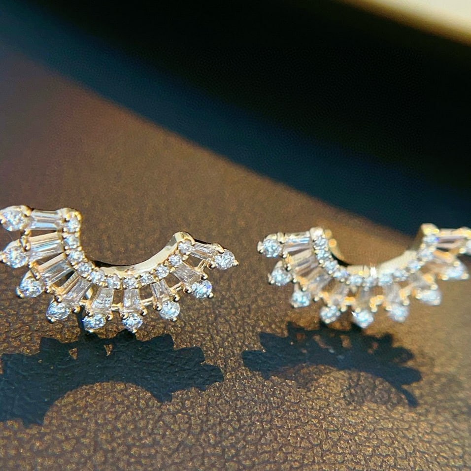 14k Gold 0.55 Ct Natural H Diamond Earrings: Ref:231074031 // gold content:14k gold // main gemstone:diamond // shape:multiple // carat weight:0. 55ct // clarity grade:vs-si // color:h // treatment:natural // Condition: NewLow Estimate: