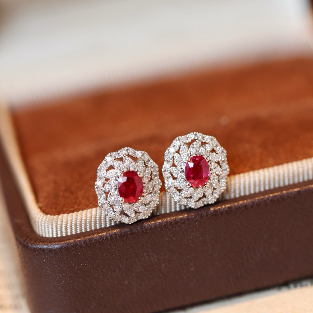 14k Gold 1.28 Ctw Natural Ruby & Diamond Earrings: Ref:231074032 // gold content:14k gold // main gemstone:ruby // shape:oval // carat weight:0. 75ct // color:pigeonblood red // treatment:natural // // adjacent gemstone 2 : diamond // shape:round