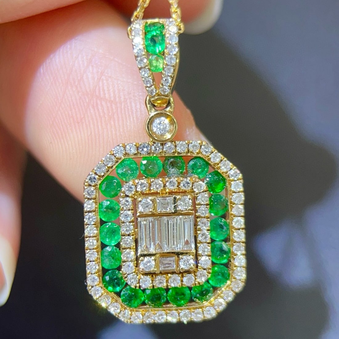14k Gold 2.41 Ctw Natural Emerald & Diamond Pendant( Without Chain ): Ref:231074100 // gold content:14k gold // main gemstone:emerald // shape:round // carat weight:1. 91ct // color:green // treatment:natural // cut grade:g // // adjacent gemstone 2 : diamond //