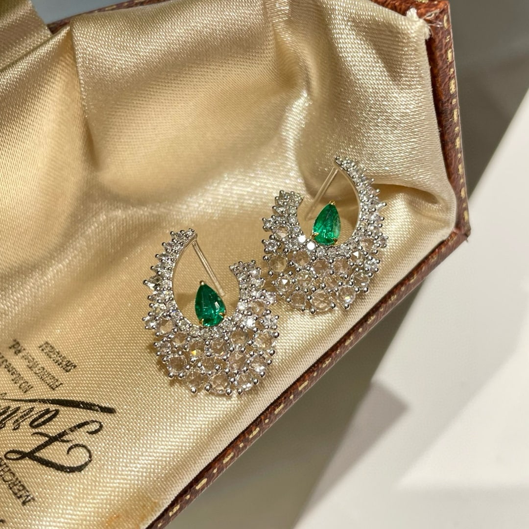 14k Gold 2.12 Ctw Vivid Green Natural Emerald & Sapphire Earrings: Ref:231074116 // gold content:14k gold // main gemstone:emerald // shape:pear // carat weight:0. 42ct // color:vivid green // treatment:natural // // adjacent gemstone 2 : sapphire // shape:round