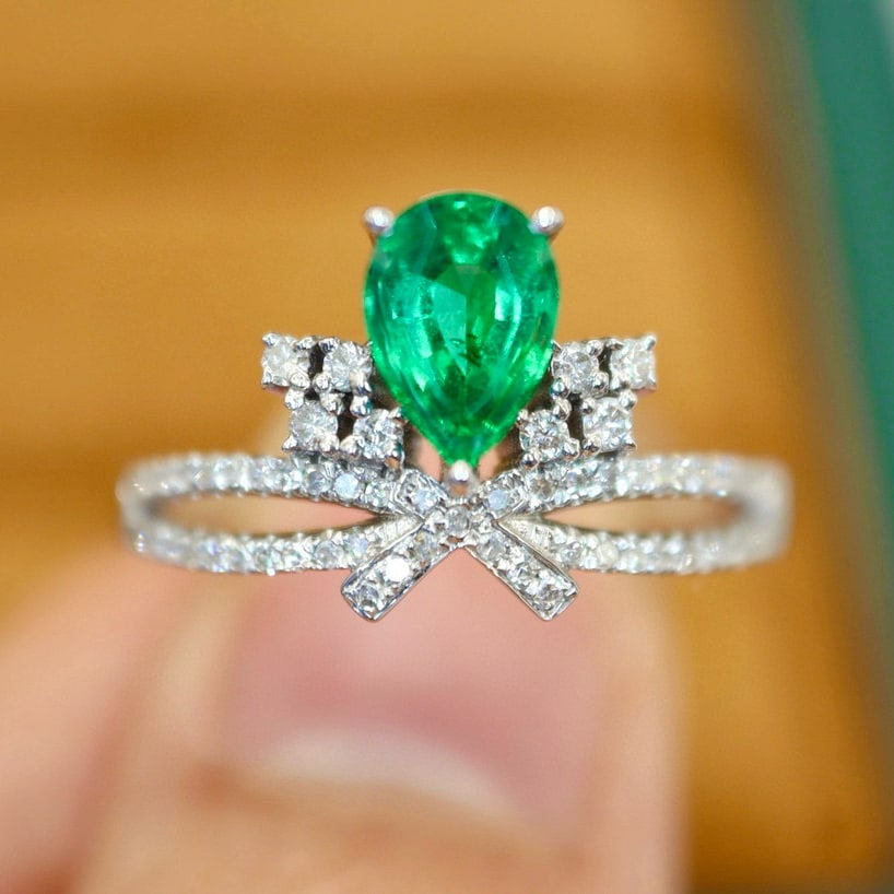 14k Gold 0.92 Ctw Vivid Green Natural Emerald & Diamond Ring: Ref:231074163 // gold content:14k gold // ring size:7. 25us // // main gemstone:emerald // shape:pear // carat weight:0. 68ct // color:vivid green // treatment:natural // // adjacent gemstone 2 :