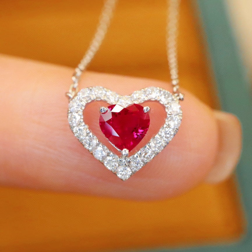 14k Gold 0.70 Ctw Natural Ruby & Diamond Necklace: Ref:231074212 // gold content:14k gold // main gemstone:ruby // shape:heart // carat weight:0. 50ct // color:red // treatment:natural // // adjacent gemstone 2 : diamond // number of stones:20 //