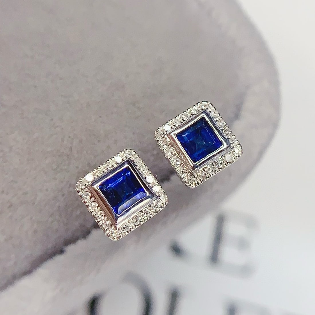 14k Gold 0.5 Ct Natural Sapphire & Diamond Earrings: Ref:231074261 // gold content:14k gold // main gemstone:sapphire // shape:square // carat weight:0. 5ct // color:blue // treatment:natural // // adjacent gemstone 2 : diamond // number of stones:40