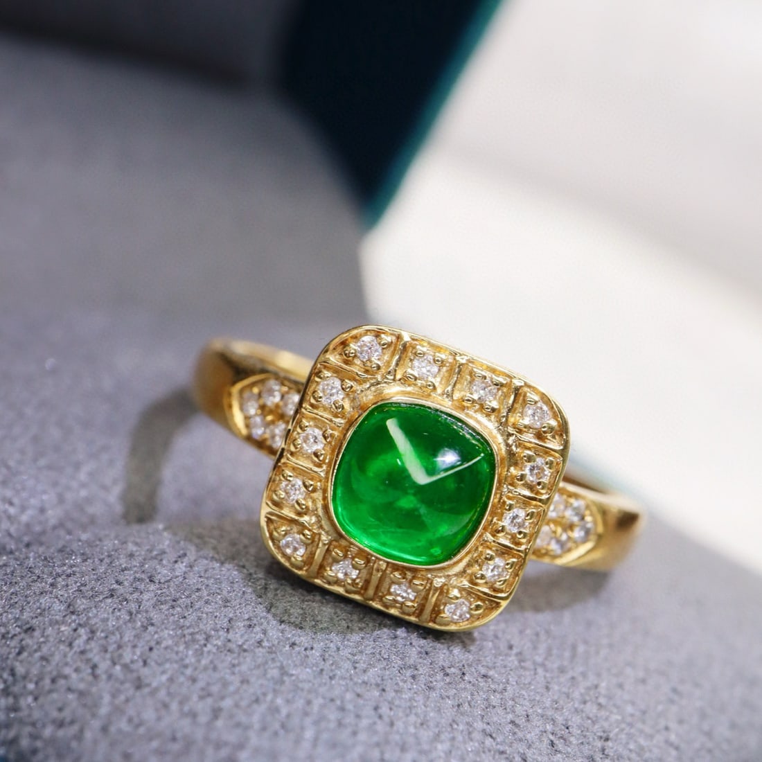 14k Gold 0.87 Ctw Vivid Green Natural Emerald & Diamond Ring (1 of 6)