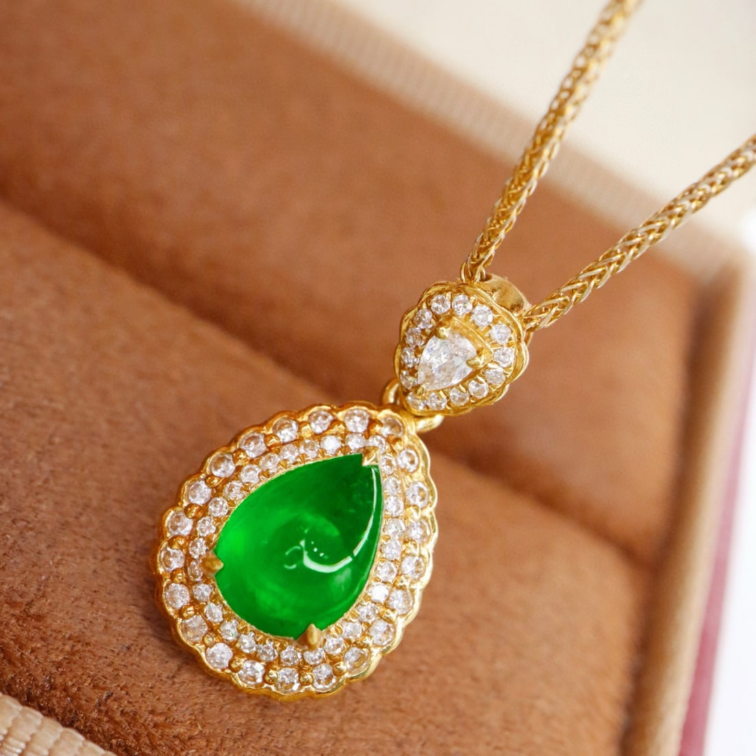 14k Gold 1.04 Ctw Vivid Green Natural Emerald & Diamond Pendant( Without Chain ): Ref:231074425 // gold content:14k gold // main gemstone:emerald // shape:pear // carat weight:0. 87ct // color:vivid green // treatment:natural // // adjacent gemstone 2 : diamond // shape:round //