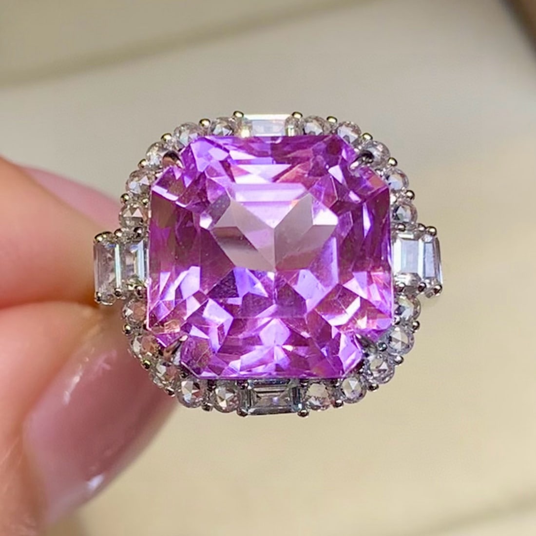 14k Gold 11.35 Ct Natural Kunzite & Sapphire Ring: Ref:231075020 // gold content:14k gold // ring size:7. 25us // // main gemstone:kunzite // shape:octagonal // carat weight:11. 35ct // color:purple // treatment:natural // // adjacent gemstone 2 : sap