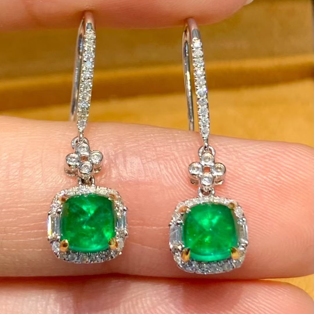 14k Gold 1.6 Ct Vivid Green Natural Emerald & Diamond Earrings: Ref:231075173 // gold content:14k gold // main gemstone:emerald // shape:sugar-loaf // carat weight:1. 6ct // color:vivid green // treatment:natural // // adjacent gemstone 2 : diamond // shape:multip