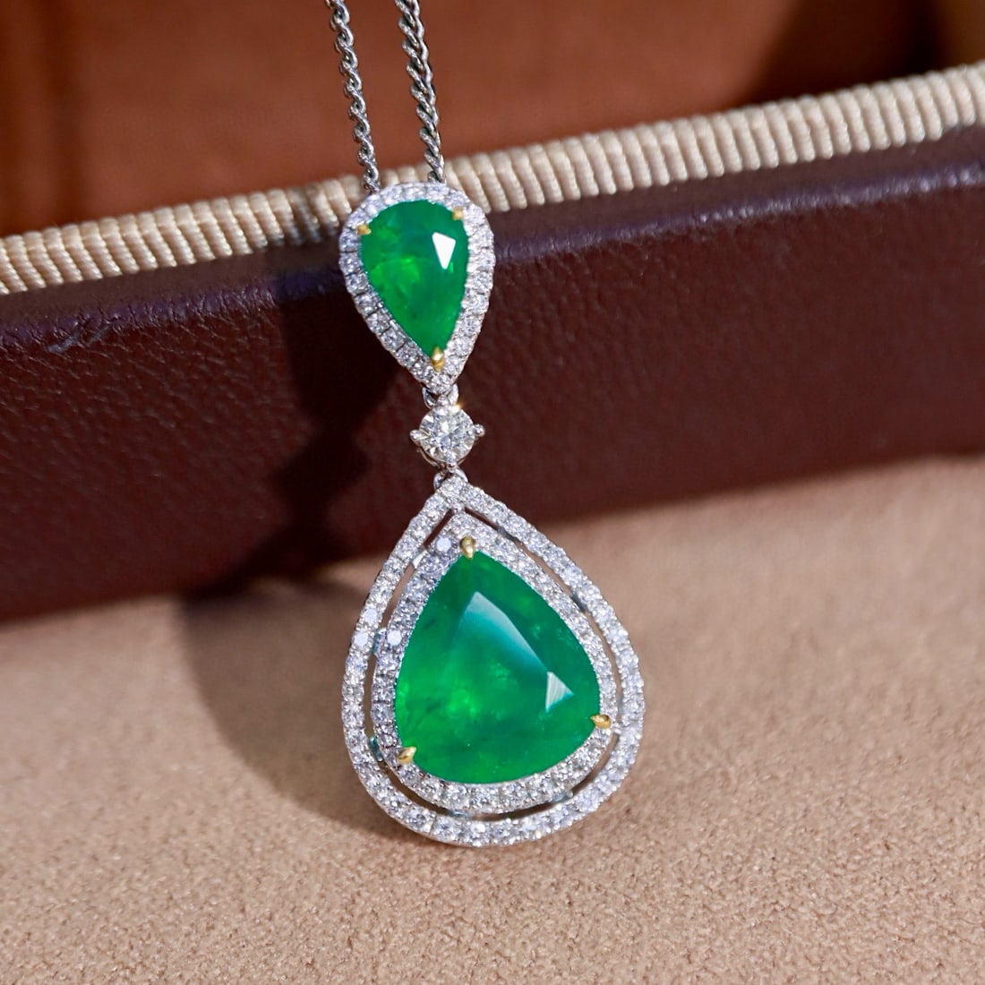 14k Gold 2.74 Ctw Natural Emerald & Diamond Pendant( Without Chain ): Ref:231075214 // gold content:14k gold // main gemstone:emerald // shape:pear // carat weight:2. 4ct // color:green // treatment:natural // // adjacent gemstone 2 : diamond // shape:round // carat