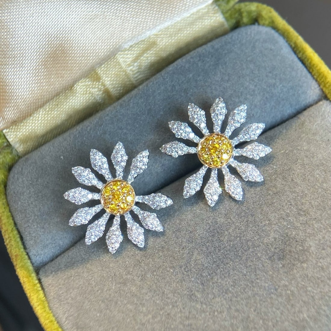 14k Gold 0.85 Ct Natural Color Diamond Earrings: Ref:231076063 // gold content:14k gold // main gemstone:diamond // shape:round // carat weight:0. 85ct // clarity grade:vs-si // color:color // treatment:natural // cut grade:g // Condition: New Low