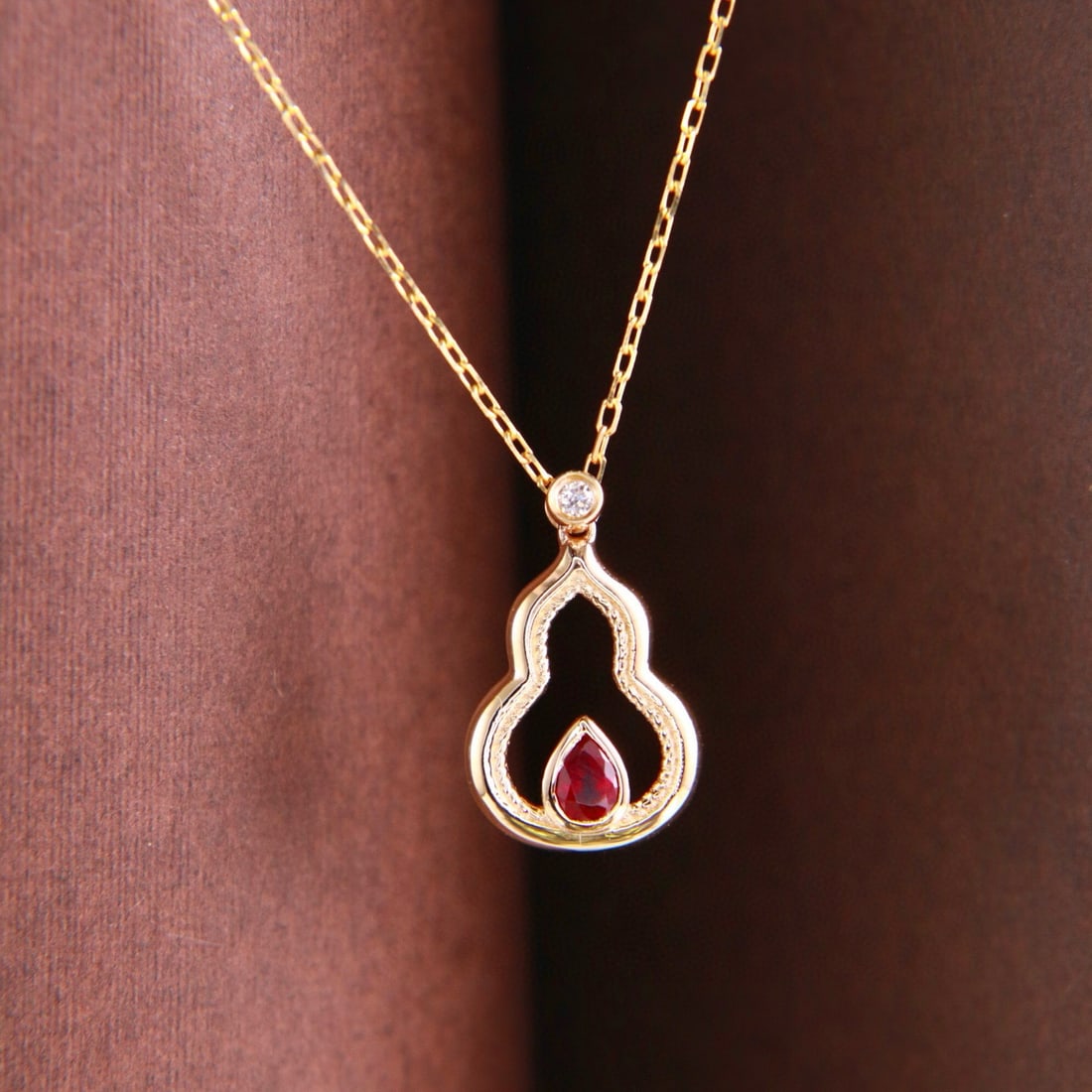 14k Gold 0.16 Ctw Natural Ruby & Diamond Necklace: Ref:231076109 // gold content:14k gold // main gemstone:ruby // shape:pear // carat weight:0. 15ct // color:pigeonblood red // treatment:natural // // adjacent gemstone 2 : diamond // shape:round