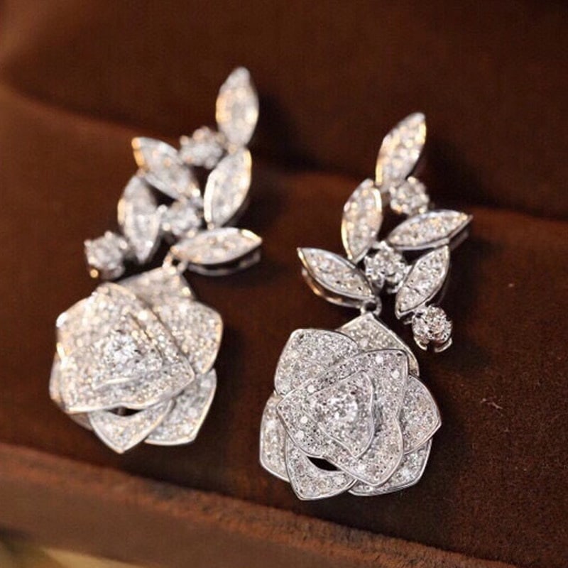 14k Gold 1 Ct Natural H Diamond & Flowers Earrings: Ref:231076122 // gold content:14k gold // main gemstone:diamond // shape:round // carat weight:1ct // clarity grade:vs-si // color:h // treatment:natural // cut grade:g // Condition: NewLow