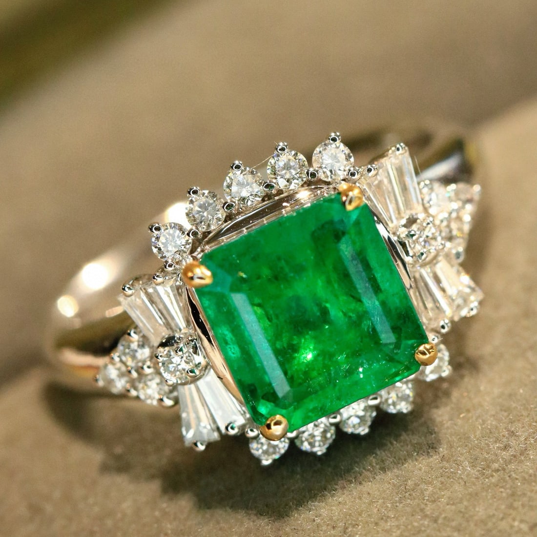 14k Gold 2.71 Ctw Vivid Green Natural Emerald & Diamond Ring (1 of 7)