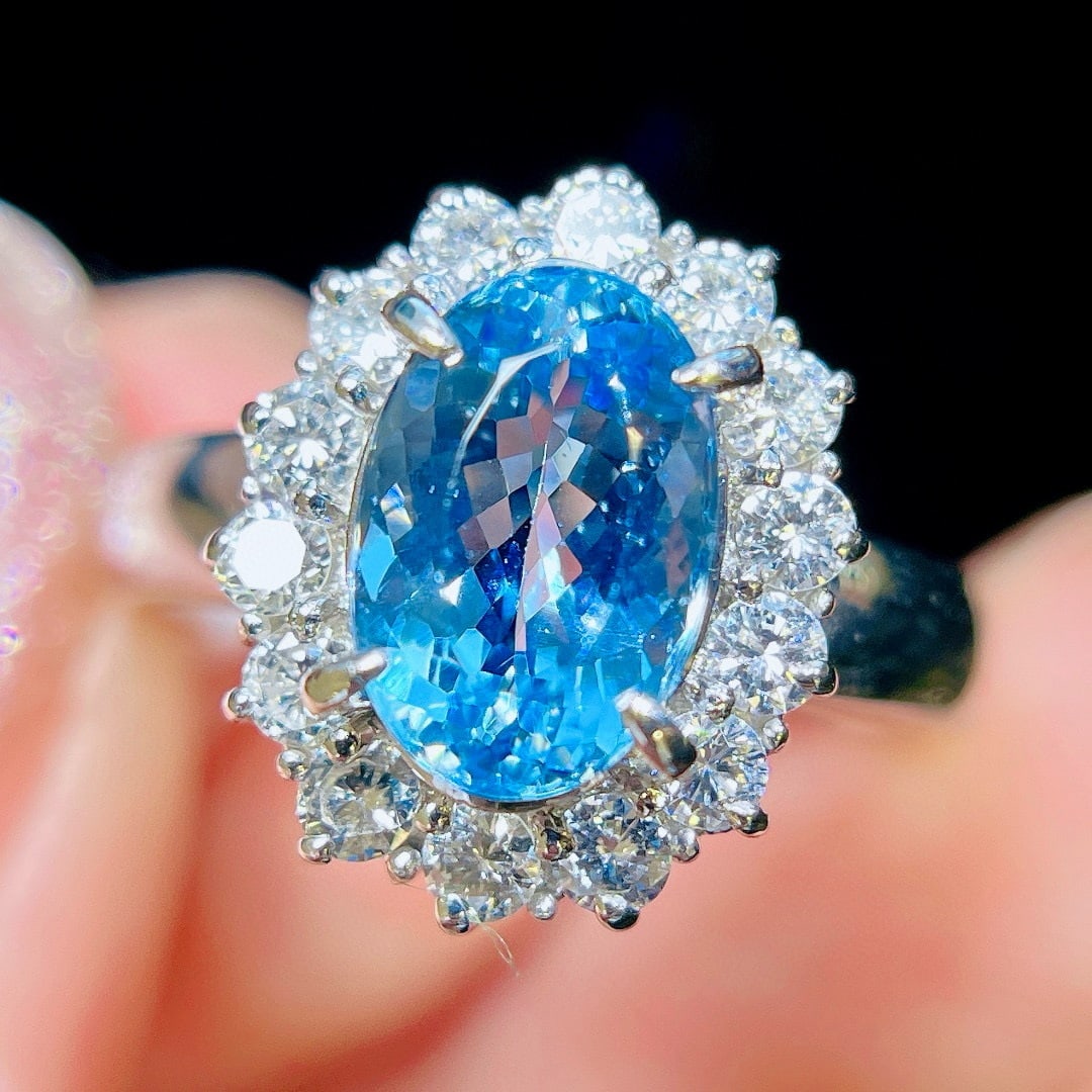 14k Gold 2.5 Ctw Natural Aquamarine & Diamond Ring: Ref:231076161 // gold content:14k gold // ring size:7. 25us // // main gemstone:aquamarine // shape:oval // carat weight:2ct // color:santa maria color // treatment:natural // // adjacent gemstone