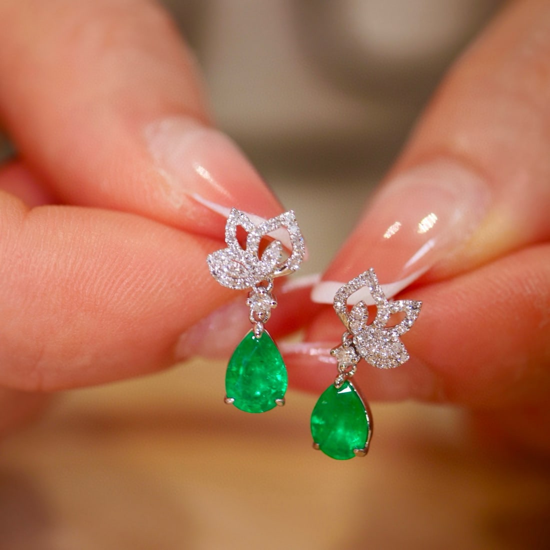 14k Gold 1.59 Ctw Vivid Green Natural Emerald & Diamond Earrings: Ref:231076289 // gold content:14k gold // main gemstone:emerald // shape:pear // carat weight:1. 4ct // color:vivid green // treatment:natural // // adjacent gemstone 2 : diamond // shape:round // car