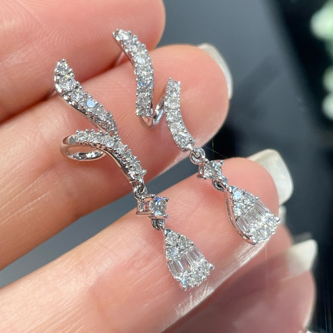 14k Gold 0.65 Ct Natural H Diamond Earrings: Ref:231076341 // gold content:14k gold // main gemstone:diamond // shape:multiple // carat weight:0. 65ct // clarity grade:vs-si // color:h // treatment:natural // Condition: New Low Estimate: 3300.0