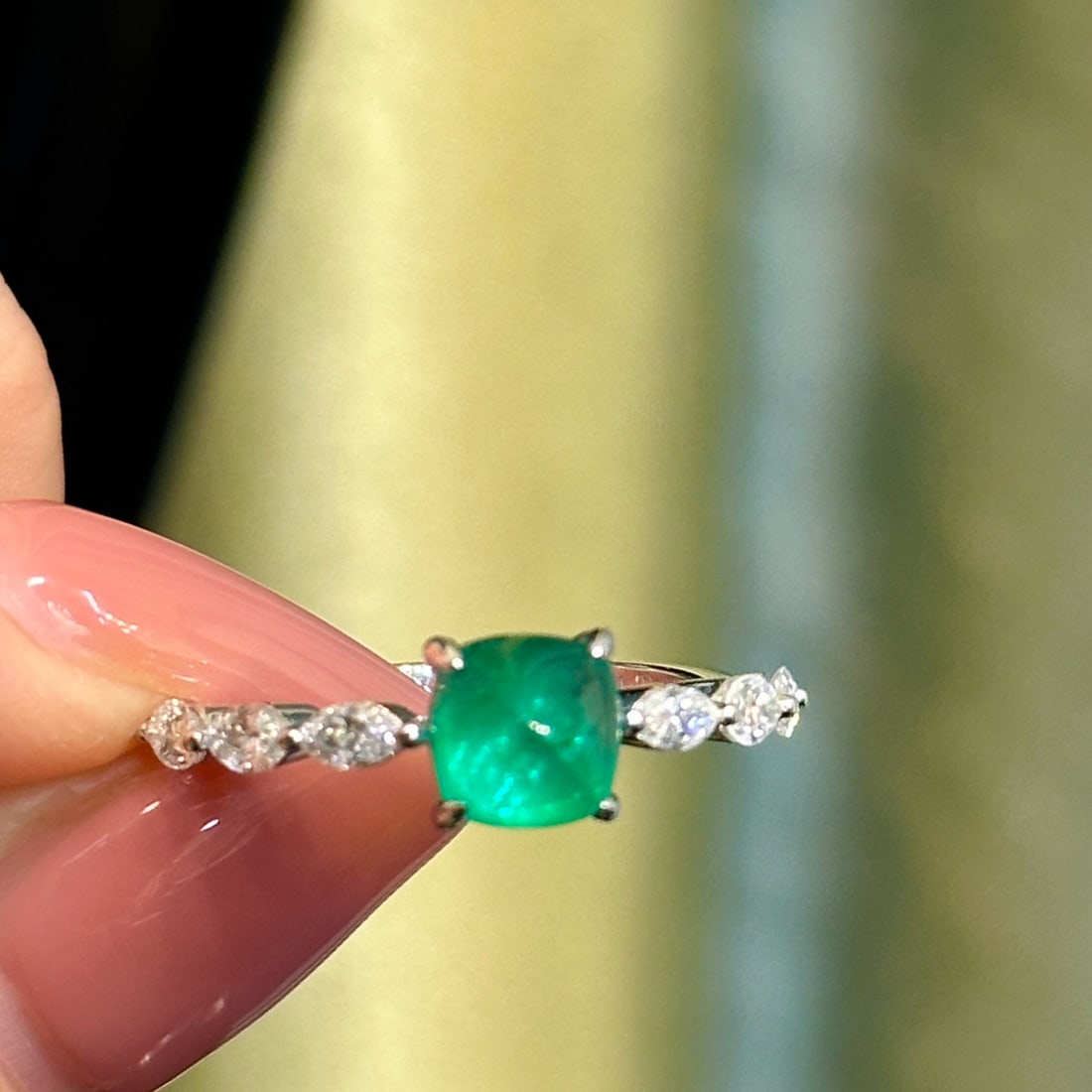 14k Gold 1.76 Ctw Vivid Green Natural Emerald & Diamond Ring: Ref:231078134 // gold content:14k gold // ring size:7. 25us // // main gemstone:emerald // shape:sugar-loaf // carat weight:1. 3ct // color:vivid green // treatment:natural // // adjacent gemstone