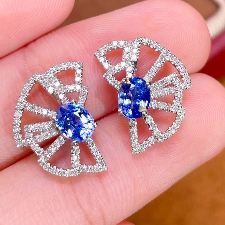 14k Gold 1 Ct Natural Sapphire & Diamond Earrings: Ref:231078138 // gold content:14k gold // main gemstone:sapphire // shape:oval // carat weight:1ct // color:blue // treatment:natural // // adjacent gemstone 2 : diamond // number of stones:144 //