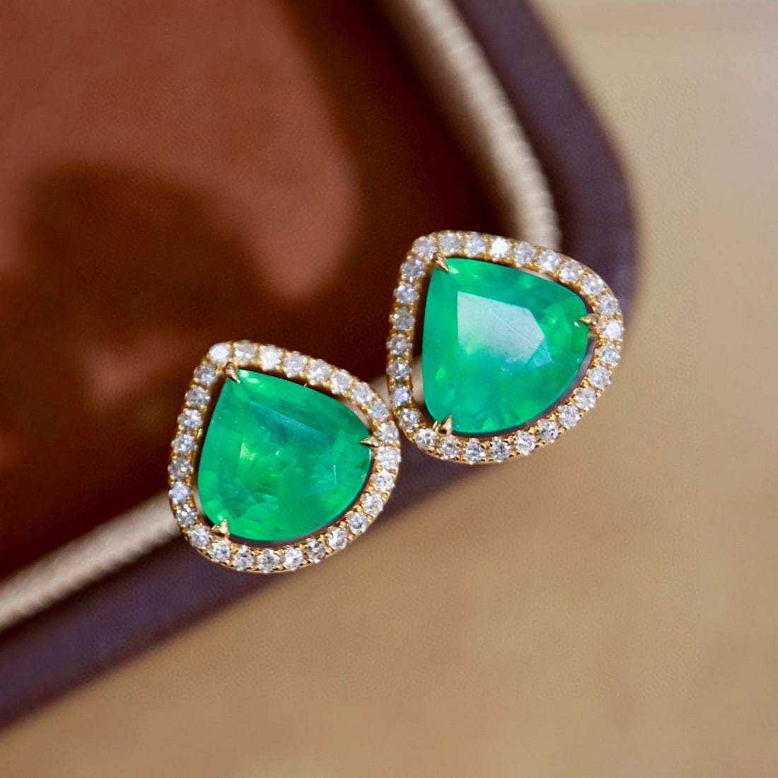 14k Gold 1.97 Ctw Natural Emerald & Diamond Earrings: Ref:231078140 // gold content:14k gold // main gemstone:emerald // shape:pear // carat weight:1. 8ct // color:green // treatment:natural // // adjacent gemstone 2 : diamond // shape:round // carat