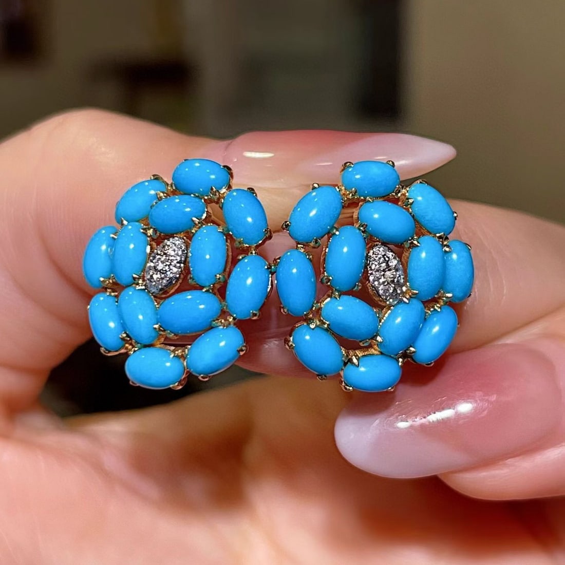 14k Gold 4.43 Ct Natural Turquoise & Diamond Earrings: Ref:231078146 // gold content:14k gold // main gemstone:turquoise // shape:oval // carat weight:4. 43ct // color:blue // treatment:natural // // adjacent gemstone 2 : diamond // shape:round //