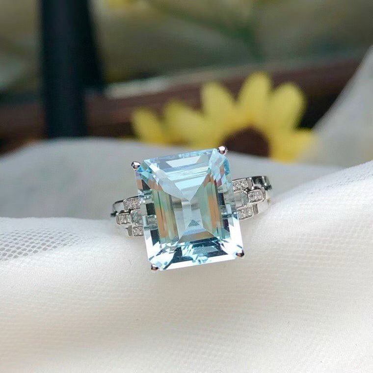 14k Gold 5.00 Ct Natural Aquamarine & Diamond Ring: Ref:231078154 // gold content:14k gold // ring size:7. 25us // // main gemstone:aquamarine // shape:octagonal // carat weight:5. 00ct // color:blue // treatment:natural // // adjacent gemstone 2 :