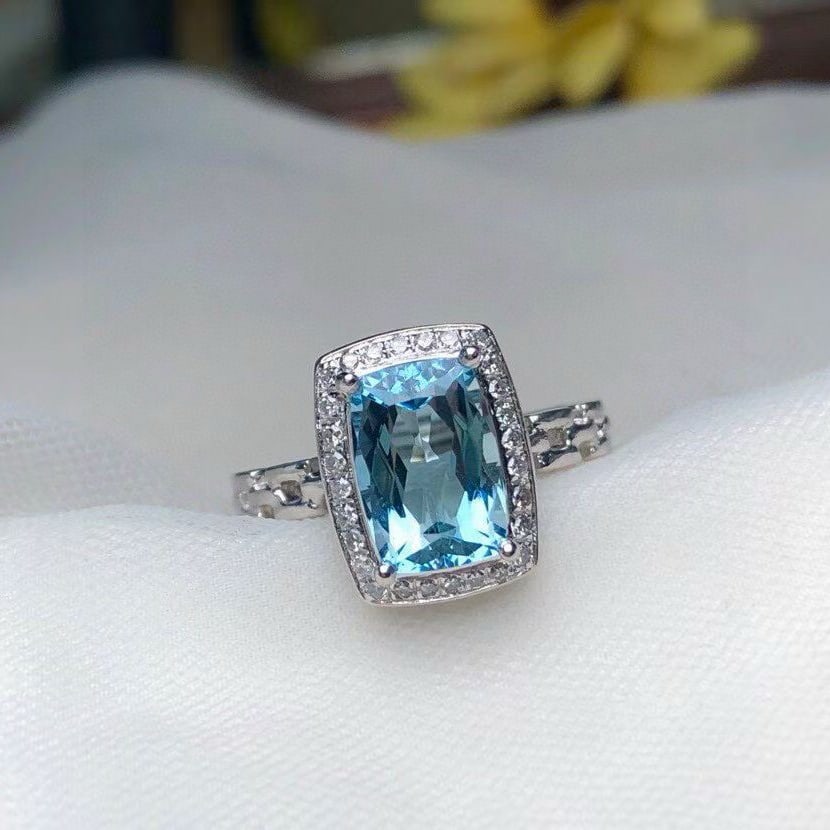 14k Gold 2.01 Ct Natural Aquamarine & Diamond Ring: Ref:231078200 // gold content:14k gold // ring size:7. 25us // // main gemstone:aquamarine // shape:cushion // carat weight:2. 01ct // color:blue // treatment:natural // // adjacent gemstone 2 :
