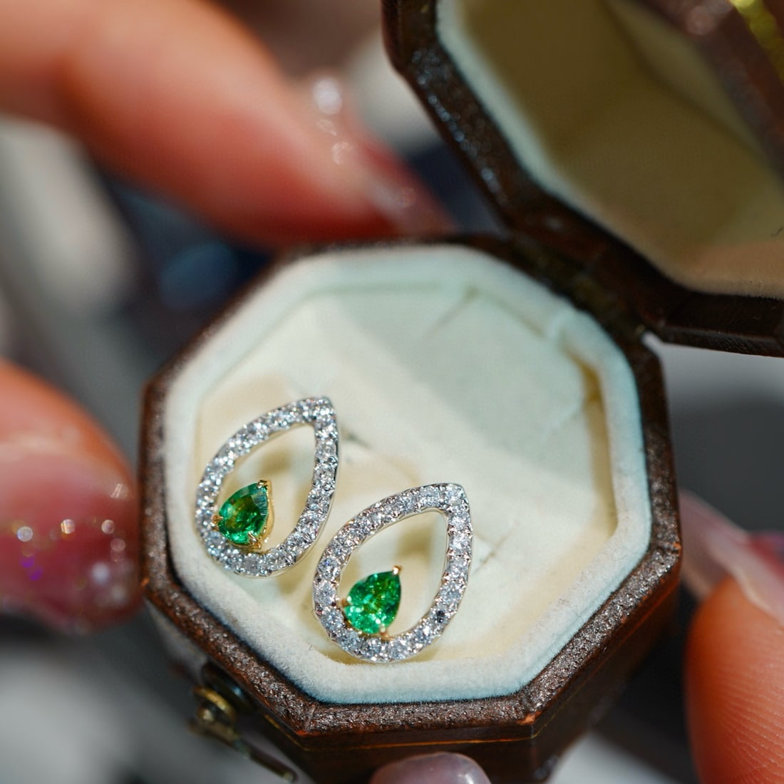 14k Gold 0.3 Ct Vivid Green Natural Emerald & Diamond Earrings: Ref:231078213 // gold content:14k gold // main gemstone:emerald // shape:pear // carat weight:0. 3ct // color:vivid green // treatment:natural // // adjacent gemstone 2 : diamond // shape:round //
