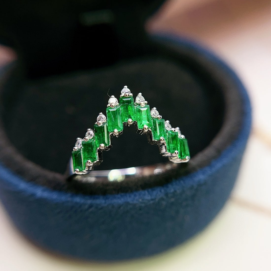 14k Gold 1.85 Ct Vivid Green Natural Emerald & Sapphire Ring: Ref:231078278 // gold content:14k gold // ring size:7. 25us // // main gemstone:emerald // shape:rectangle // carat weight:1. 85ct // color:vivid green // treatment:natural // // adjacent gemstone