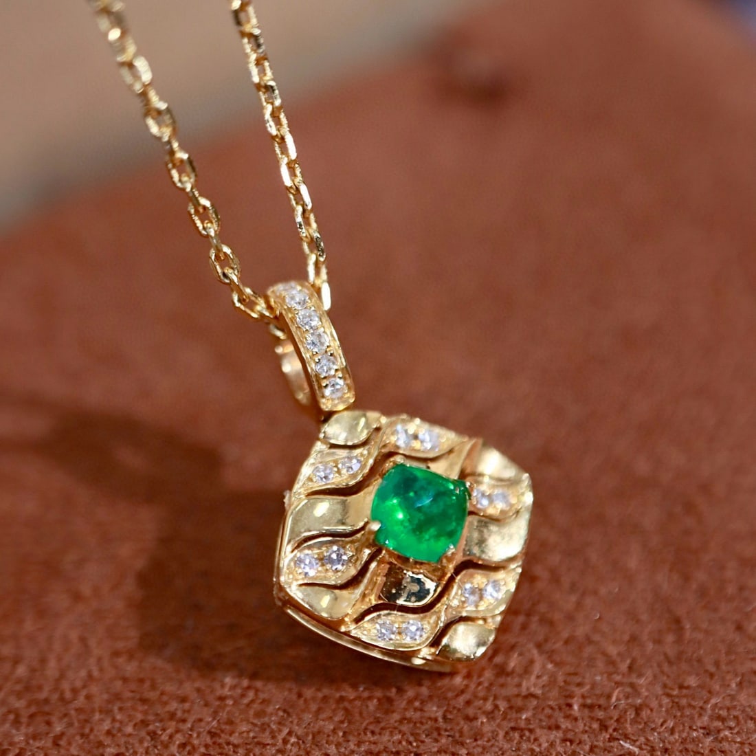 14k Gold 0.24 Ctw Vivid Green Natural Emerald & Diamond Pendant( Without Chain ): Ref:231078289 // gold content:14k gold // main gemstone:emerald // shape:sugar-loaf // carat weight:0. 2ct // color:vivid green // treatment:natural // // adjacent gemstone 2 : diamond // shape:round