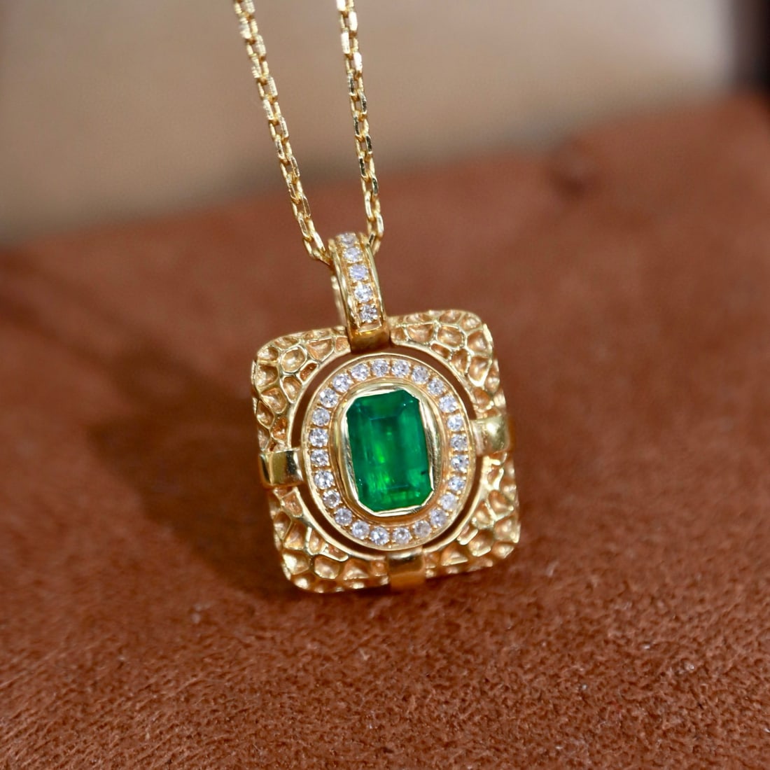 14k Gold 0.47 Ctw Vivid Green Natural Emerald & Diamond Pendant( Without Chain ): Ref:231078326 // gold content:14k gold // main gemstone:emerald // shape:octagonal // carat weight:0. 40ct // color:vivid green // treatment:natural // // adjacent gemstone 2 : diamond // shape:round