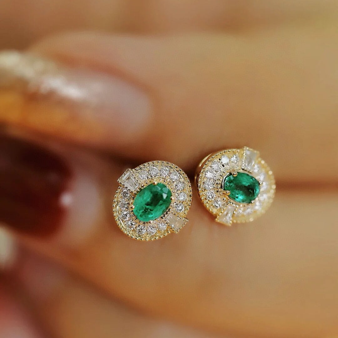 14k Gold 0.69 Ct Natural Emerald & Diamond Earrings: Ref:231078337 // gold content:14k gold // main gemstone:emerald // shape:oval // carat weight:0. 69ct // color:green // treatment:natural // // adjacent gemstone 2 : diamond // shape:multiple // clari