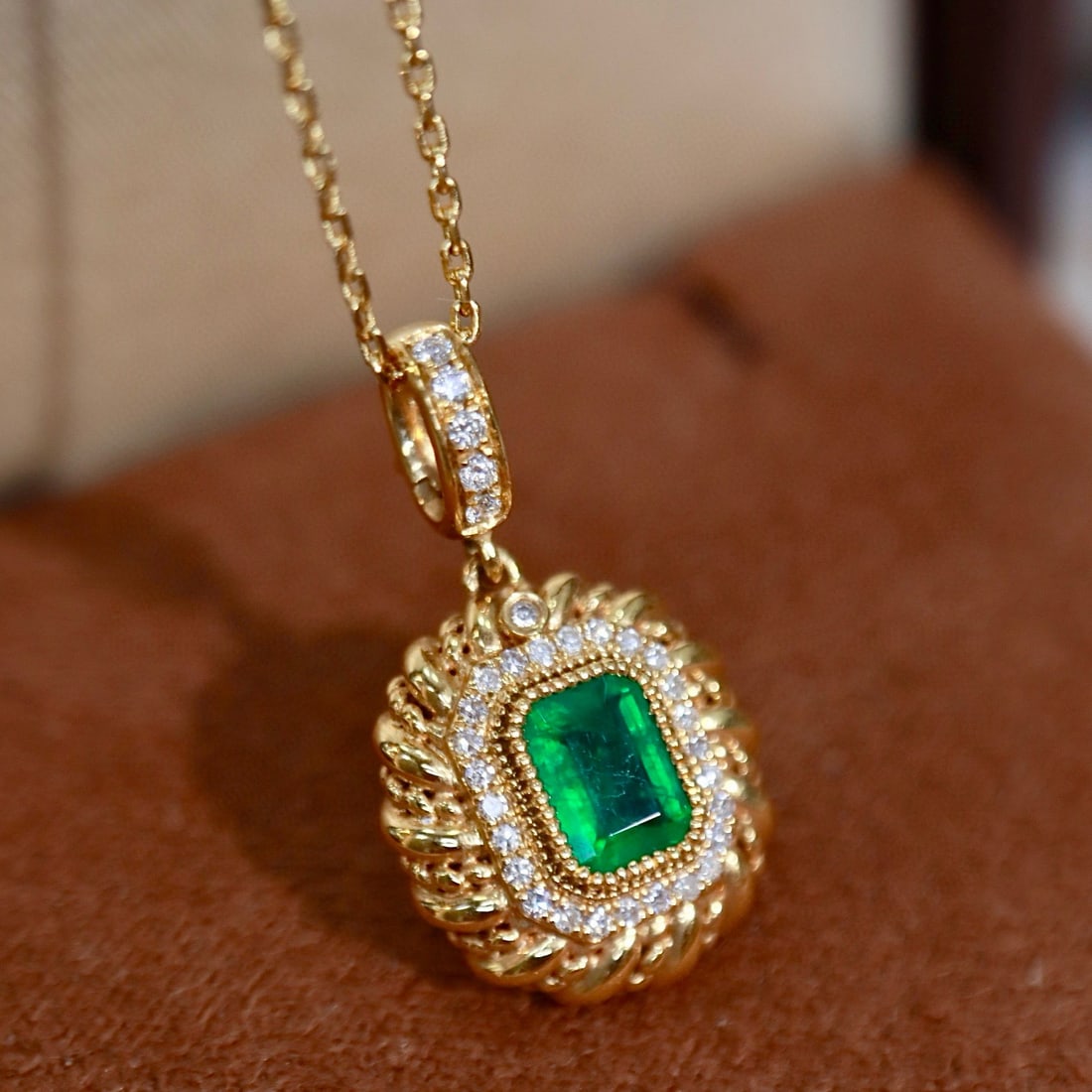 14k Gold 0.70 Ctw Vivid Green Natural Emerald & Diamond Pendant( Without Chain ): Ref:231078345 // gold content:14k gold // main gemstone:emerald // shape:octagonal // carat weight:0. 58ct // color:vivid green // treatment:natural // // adjacent gemstone 2 : diamond // shape:round