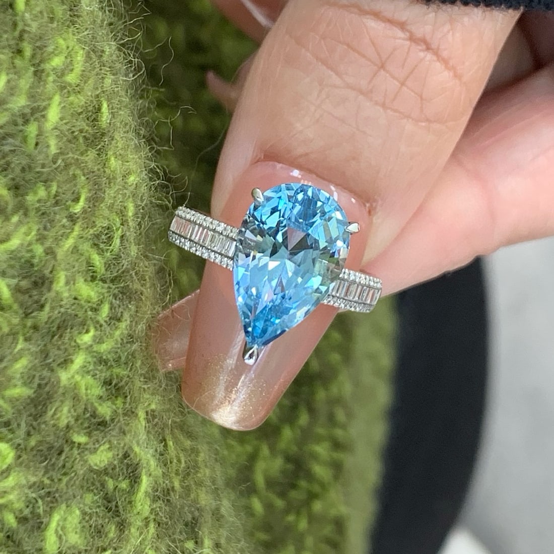 14k Gold 4.57 Ctw Natural Aquamarine & Diamond Ring: Ref:231078407 // gold content:14k gold // ring size:7. 25us // // main gemstone:aquamarine // shape:pear // carat weight:4. 25ct // color:santa maria color // treatment:natural // // adjacent