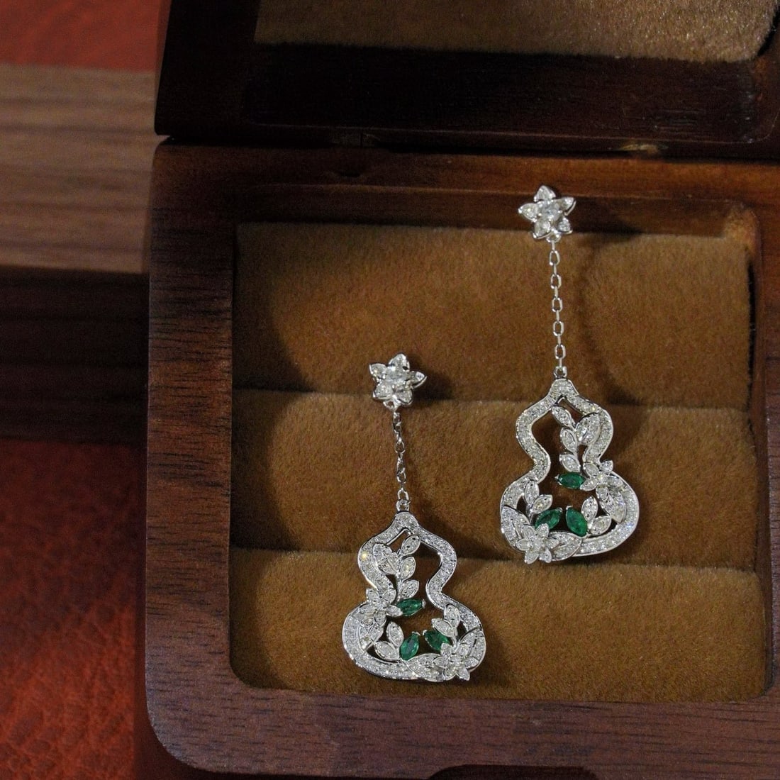 14k Gold 0.66 Ctw Natural Emerald & Diamond Earrings: Ref:231078409 // gold content:14k gold // main gemstone:emerald // shape:marquise // carat weight:0. 16ct // color:green // treatment:natural // // adjacent gemstone 2 : diamond // shape:round //