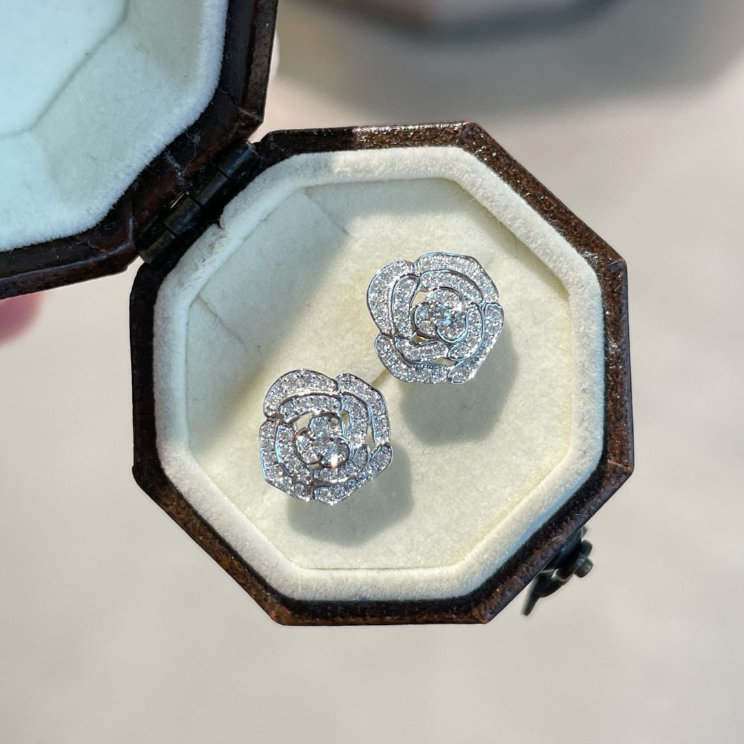 14k Gold 0.26 Ct Natural H Diamond & Flowers Earrings: Ref:231078413 // gold content:14k gold // main gemstone:diamond // shape:round // carat weight:0. 26ct // clarity grade:vs-si // color:h // treatment:natural // cut grade:g // Condition: NewLow