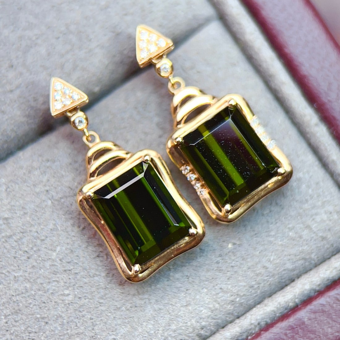 14k Gold 4.64 Ctw Natural Tourmaline & Diamond Earrings: Ref:231079092 // gold content:14k gold // main gemstone:tourmaline // shape:octagonal // carat weight:4. 55ct // color:green // treatment:natural // // adjacent gemstone 2 : diamond // number of